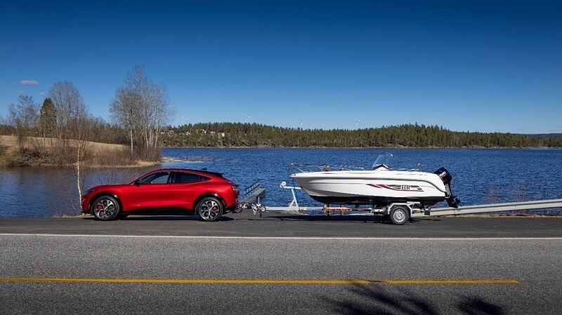 Updates für den Ford Mustang Mach-E: höhere Anhängelast, schnelleres Aufladen, verbesserter Fahrkomfort