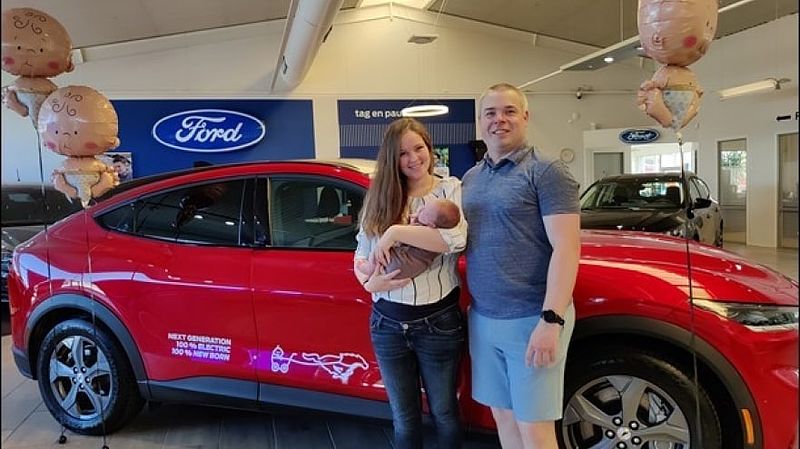 Mama bringt Baby im vollelektrischen Ford Mustang Mach-E zur Welt