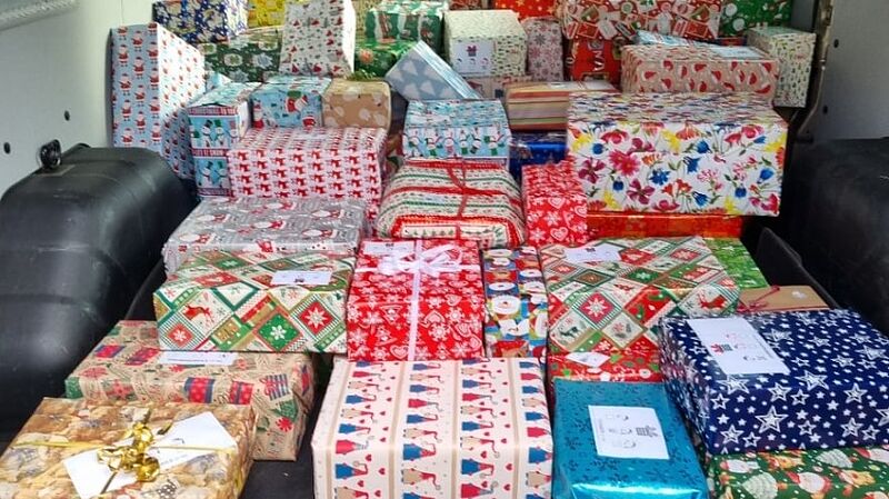 Ford packt wieder Päckchen für Kinder in Not