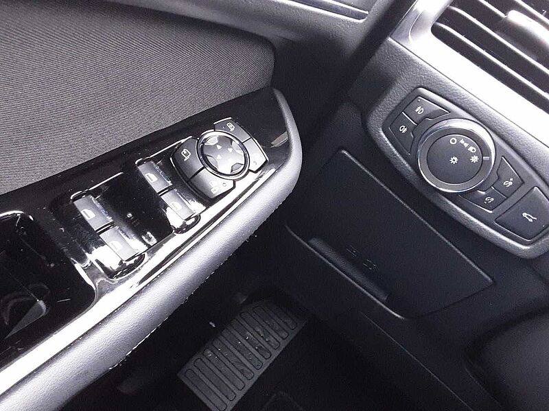 Ford S-Max Hybrid Titanium